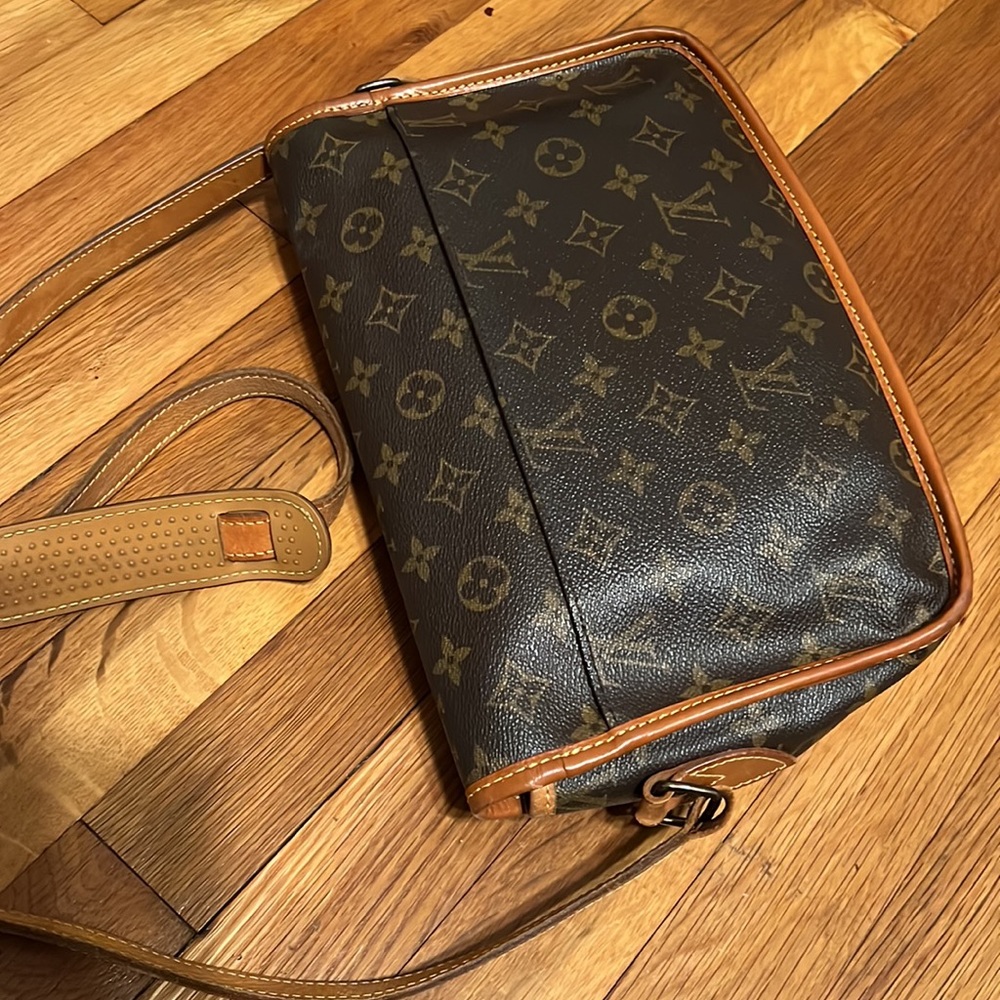 AUTHENTICATED Louis Vuitton Crossbody Bag Purse - Picture 6 of 17